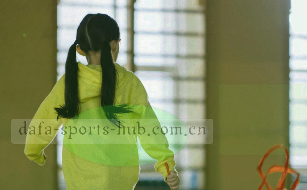 费用、刷新、移动端、归档与合作五个直角色块分组的抽象索引图形
